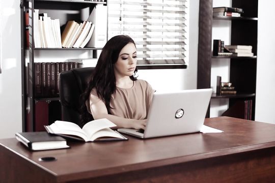 Женушка чуть не застала мужа со своей помощницей