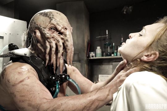 Ктулху выбрался на свободу и выебал девушку ученную