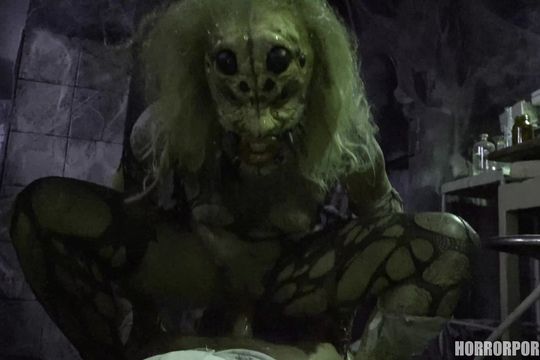 Женщина паук безумно трахается и отсасывает член