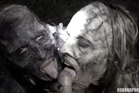 Мужик попал на ночь живых мертвецов и трахает зомби на кладбище