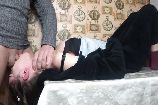 Трахает брюнетку в глотку и придушивает её во время минета