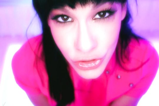 Сучка с большим ртом страстно полирует стоячий пенис