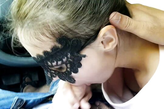 Жена делает минет мужику в машине и домой его приводит