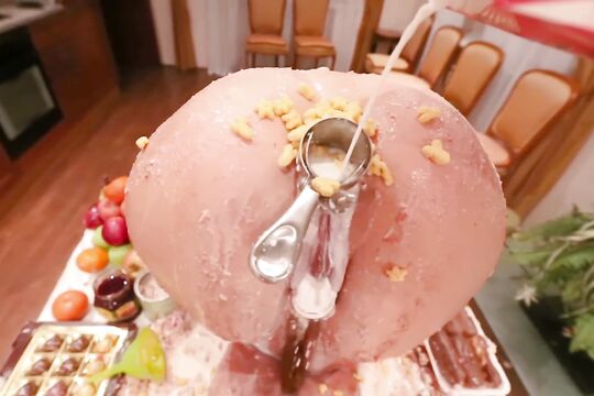 Пара на годовщину дико ебется и обмазывается едой