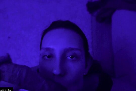 Телка под синим светом жадно сосет болт и отдается в письку