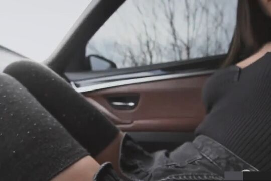 Трахает в машине девушку в юбке и кончает в киску