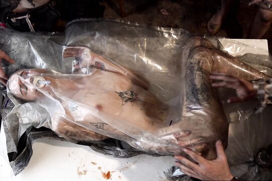 Отец не удержался и трахнул зараженную дочь