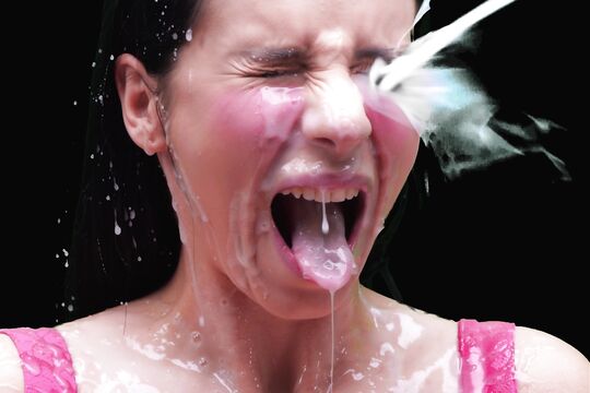 Телку трахает человек-невидимка и кончает ей на лицо