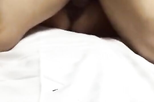 Жена лежит под любовником и громко стонет от кайфа