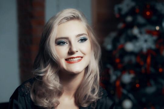 Русская красавица поздравляет поклонников с новым годом