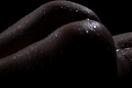 Взрослая красотка снялась в очень красивом видео с дождем