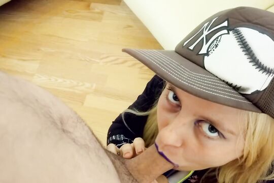 Жена в кепке делает благоверному домашний минет