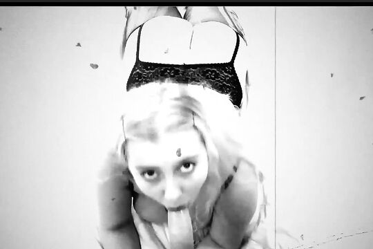 Муж с женой сняли черно-белое видео в ретро стиле