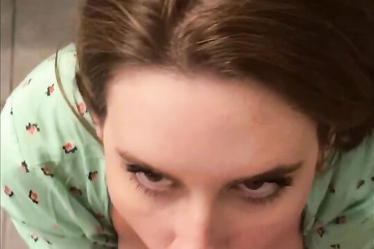 Муж на кухне трахает жену после магазина