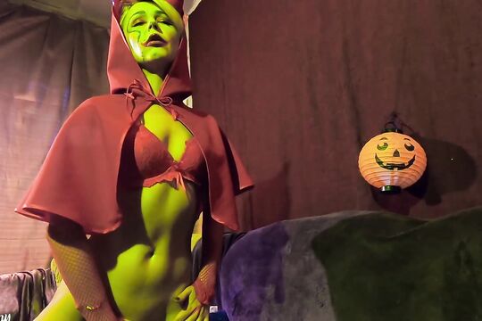 Дьяволица на хеллоуин развлекается с мужиком